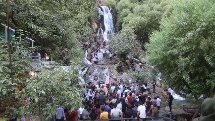 Süleymaniye'deki Ahmed Ava Şelalesi, sıcak havadan kaçan Iraklıların akınına uğruyor