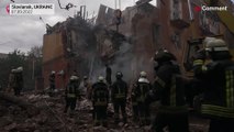 شاهد: عناصر الإطفاء يبحثون عن ضحايا بعد قصف مبنى سكني في  سلوفيانسك في أوكرانيا