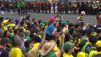 Bolsonaro muestra su fuerza en fiesta nacional de Brasil, a un mes de elecciones