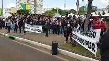 Enfermeiros realizam manifestação contra a suspensão do piso salarial em frente à Catedral