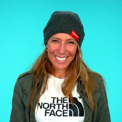 Géraldine est professionnelle de wingsuit : elle survole des endroits splendides