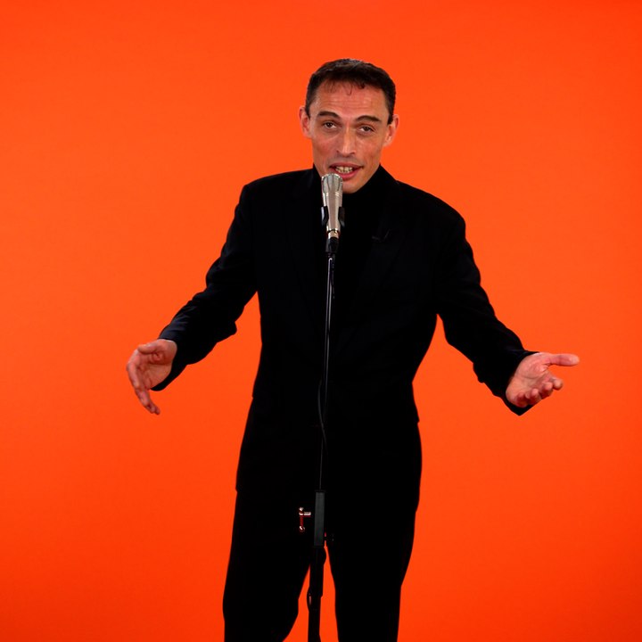 Arnaud, l'ancien policier devenu interprète fascinant de Jacques Brel