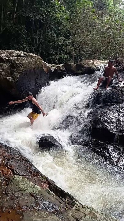 Tomber dans une cascade  - Buzz Buddy