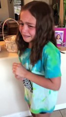 Fille submergée par l'émotion chez Puppy Surprise  - Buzz Buddy