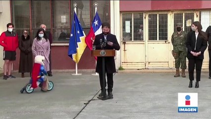 Pequeño Superman se roba los reflectores durante discurso de Gabriel Boric
