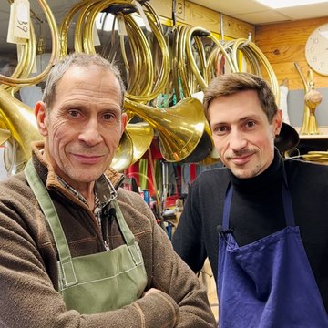 Patrick fabrique des trompes de chasse avec son fils