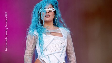 Karol G cantó mientras “volaba” en su Ferrari y sorprendió a fans en Chicago