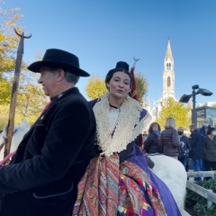 Des milliers de personnes défendent la culture camarguaise à l'occasion du centenaire de la Levée des tridents