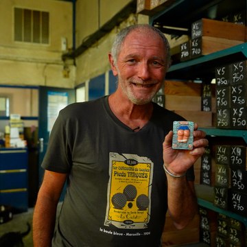 Hervé dirige La Boule Bleue, la dernière fabrique de boules de pétanque de Provence