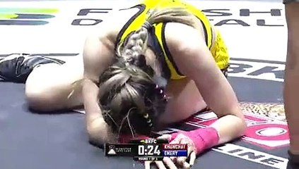 La acalorada celebración de una peleadora de MMA tras ganar pelea; sacó los 'melones' al aire