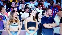 Anna Lewandowska se desmelena cantando el himno del Barça