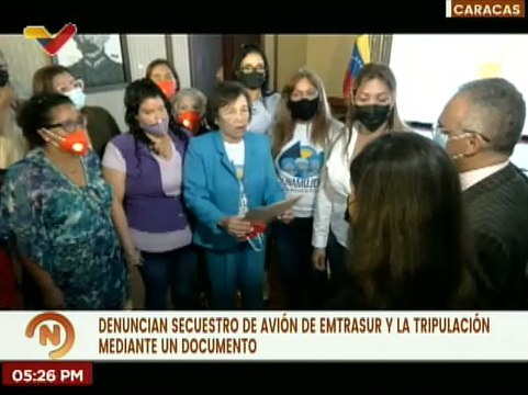 Unamujer entrega documento que respalda a los tripulantes del avión Emtrasur ante Fundalatin