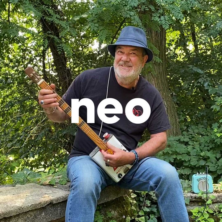 Ce joueur de blues fabrique des guitares à partir d'improbables objets de récupération