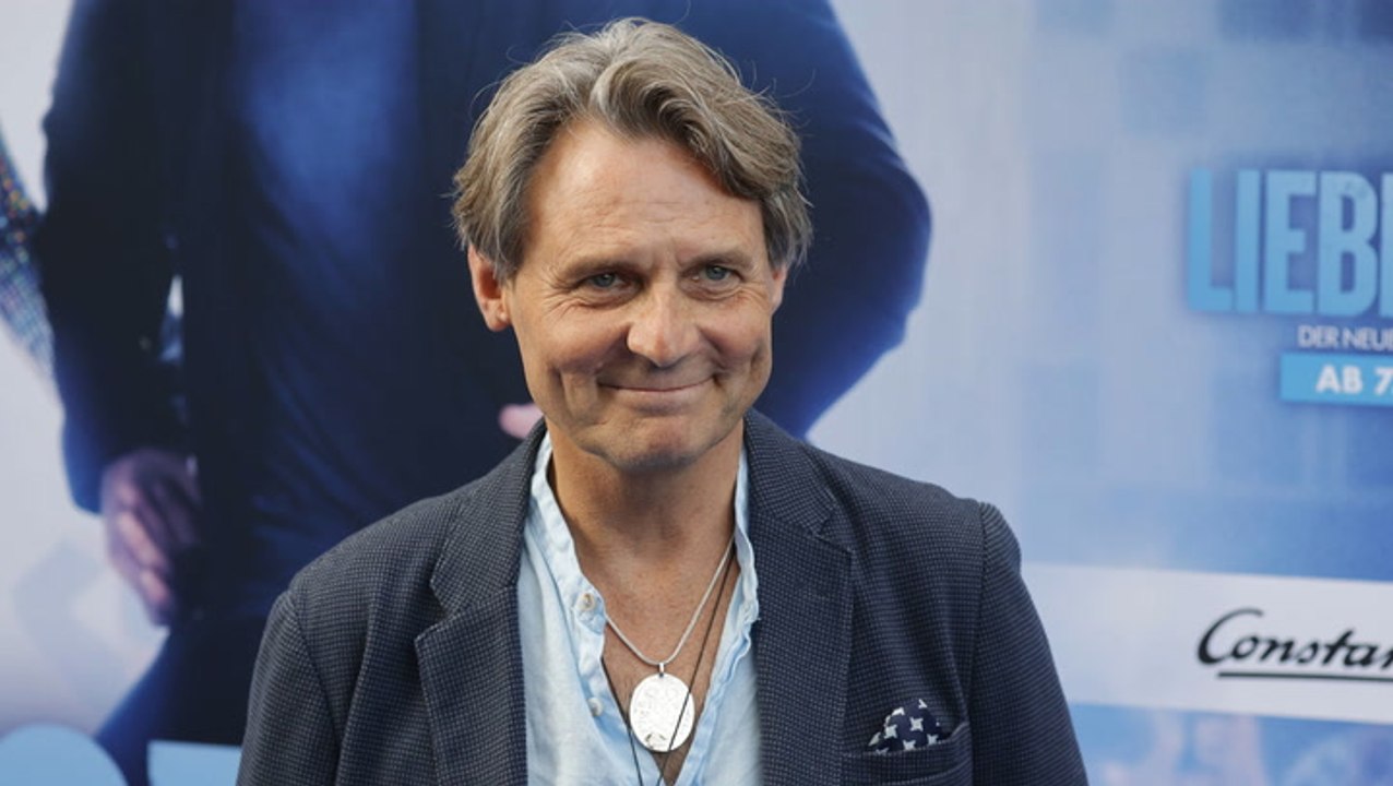 Mit roten Augenbrauen: Wolfgang Bahro ist nicht wiederzuerkennen