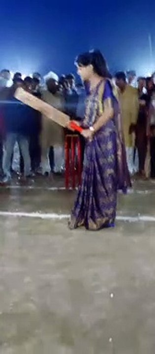 Bhabhi playing cricket