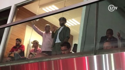 Gabigol acena para torcedores do Flamengo em camarote do Maracanã