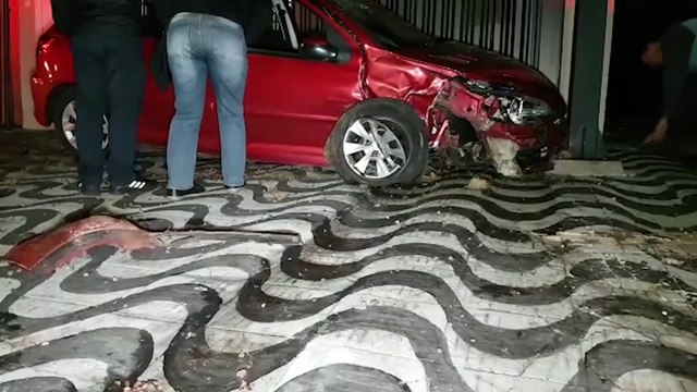 Peugeot e Duster se envolvem em forte colisão na Rua Souza Naves