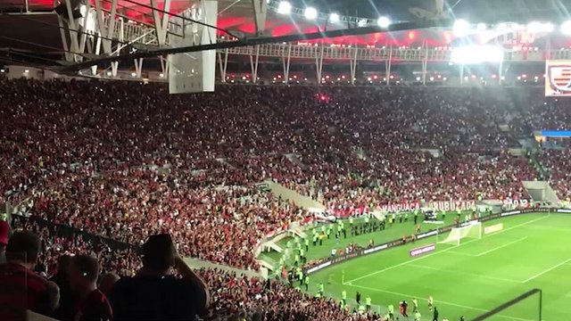Em mais uma final de Libertadores, torcida do Flamengo canta Vamos pro tri, Mengo