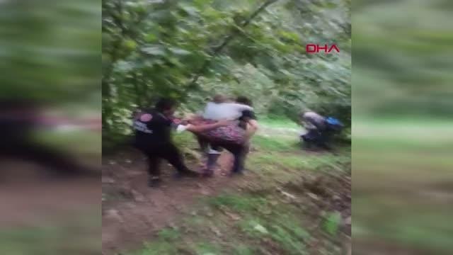 FINDIK BAHÇESİNDEKİ HASTAYI 300 METRE SIRTINDA TAŞIYIP AMBULANSA ULAŞTIRDI