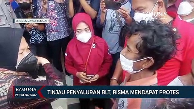 Tinjau Penyaluran BLT, Risma Dilempar Sebuah Kertas
