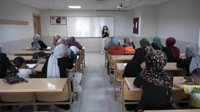 Eşinin asker mektuplarını okumayı hayal etti, 44 yaşında okuma yazma öğrendi