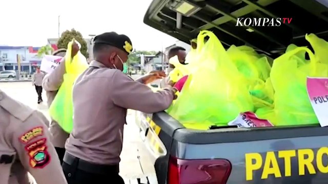 Aksi Kemanusiaan Polisi Bagikan Sembako ke Warga Terdampak Kenaikan Harga BBM di Sorong