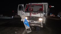 Minibüs ile kamyonet çarpıştı: 3 yaralı