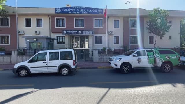 Boşanma davaları öncesi eşini bıçakla ağır yaralayan şüpheli adliyede