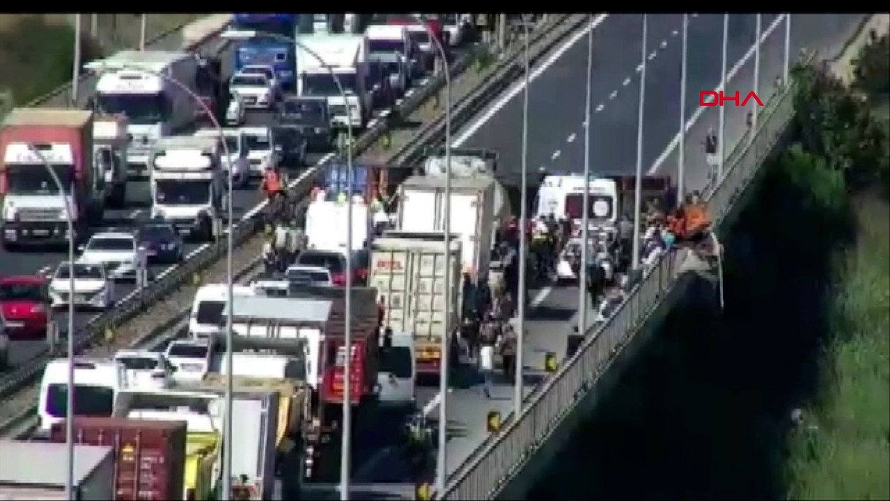 İstanbul’da TIR devrildi! Trafik kilit…