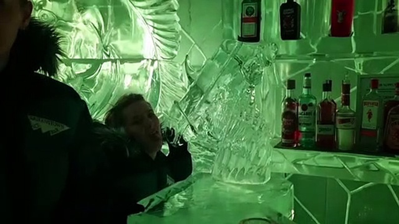 Une fille fait une boulette dans un bar de glace