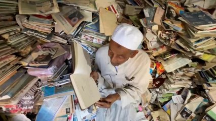 ثمانيني مصري يتيح مكتبته المنزلية لأبناء قريته مجانا