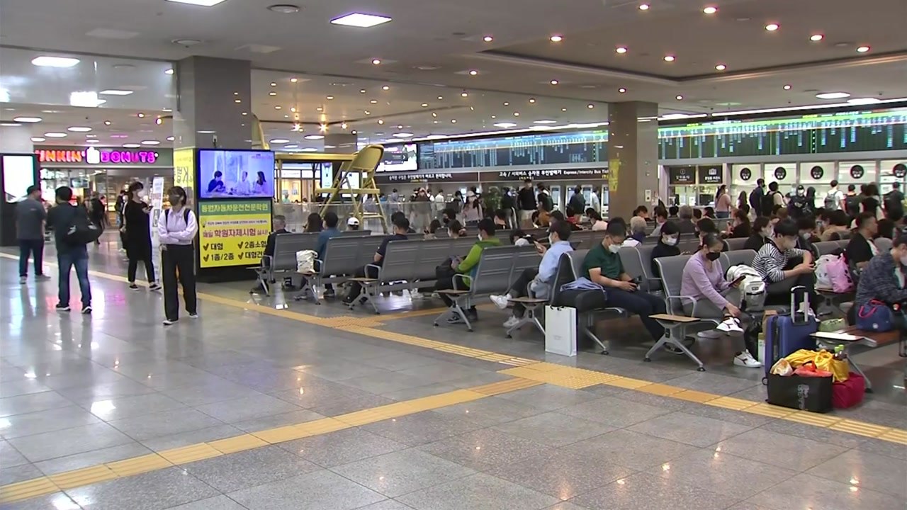 일상회복 뒤 첫 명절...설레는 귀성길 표정 / YTN