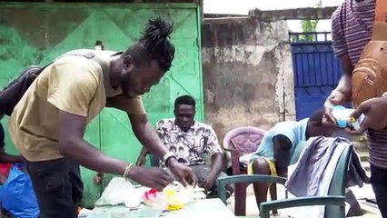 Yopougon : à la rencontre des vendeurs de friperies à l’esprit créatif