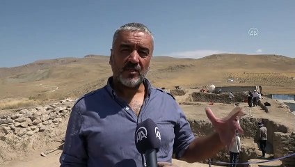 Van'da Urartulara ait mimari kaplama levhası bütün halde bulundu