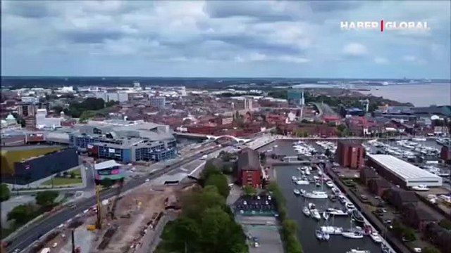 Acun'dan evine Türk bayrağı asan Hull City taraftarının evine ziyaret