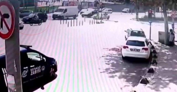 Son dakika haberleri... Motokurye dönüş yapan polis aracına çarptı: Kaza anı kamerada