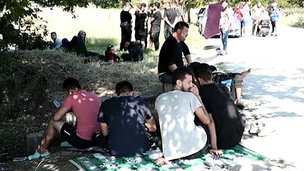 Скачать видео: More than a hundred Yazidis sleeping outside Greek refugee camp