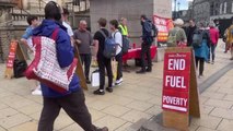 EDİNBURGH - İskoç Sosyalist Partisi üyeleri enerji fiyatlarındaki artışı protesto etti