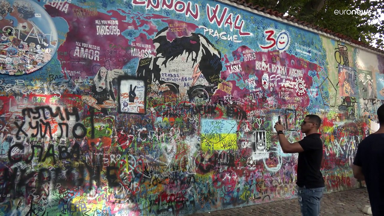 Prague : l'emblématique "mur John Lennon" repeint par des artistes européens