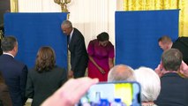 باراك أوباما وزوجته ميشال يرفعان الستارة عن لوحتيهما في البيت الأبيض