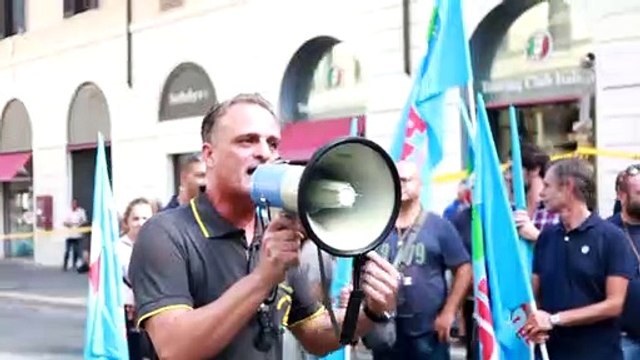 Roma, i pompieri scendono in piazza: Questa estate turni massacranti e carenze di mezzi