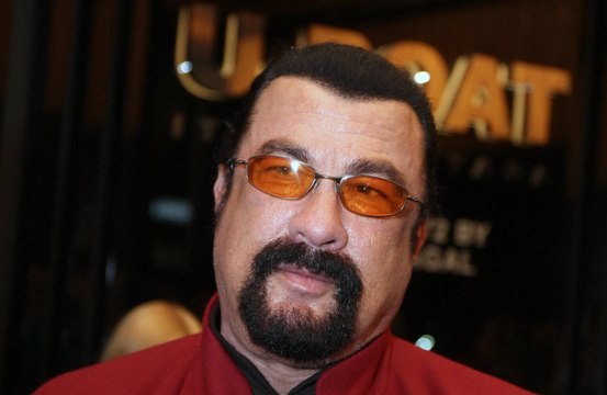 Steven Seagal sofre críticas após visitar cadeia russa onde prisioneiros ucranianos foram mortos
