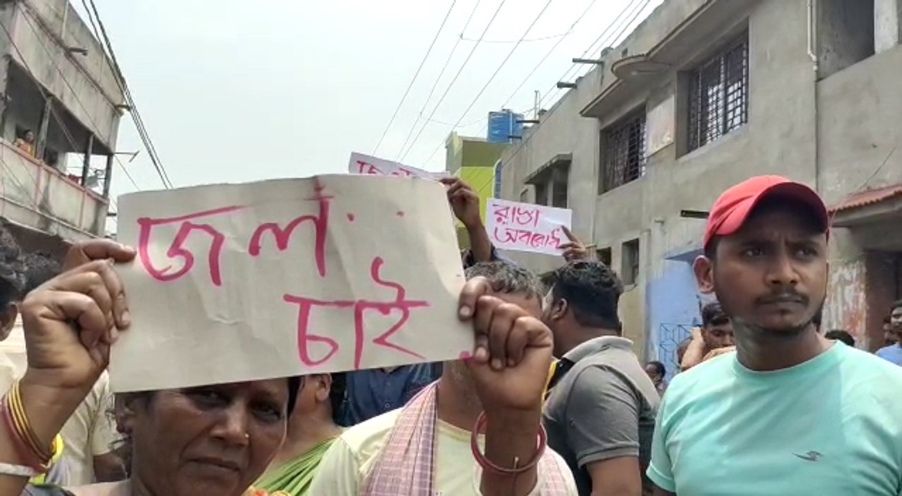 পানীয় জলের দাবিতে কুলটিতে পথ অবরোধ, বিক্ষোভে স্থানীয়রা | Oneindia Bengali
