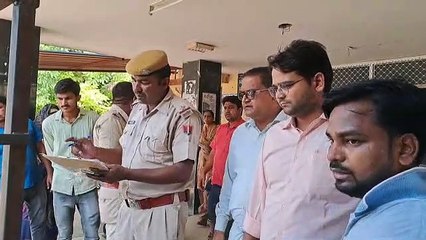 बीएड की परीक्षा देने जा रहे चार दोस्तों को कंटेनर ने कुचला, तीन की मौत..देखें वीडियो