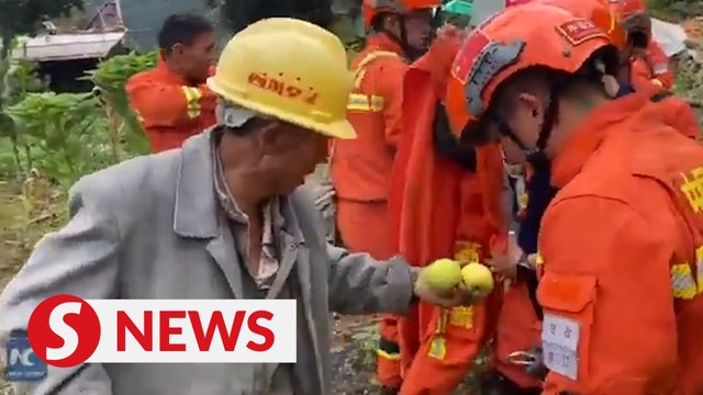 Local farmers offer apples to Sichuan earthquake rescuers