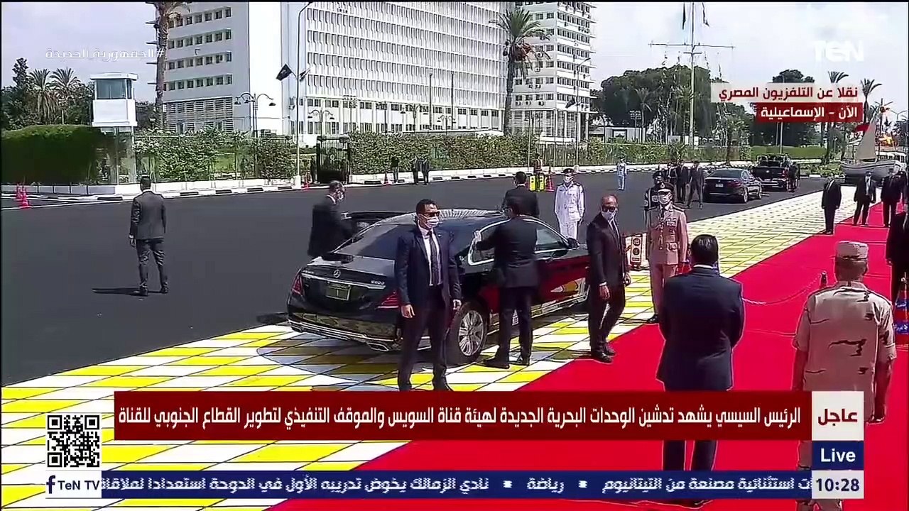 الرئيس السيسي يقوم بجولة بحرية تفقدية من قلب قناة السويس