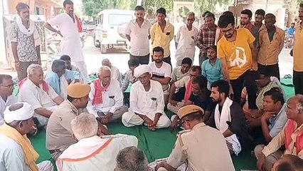 पुजारी का शव 28 घंटे बाद भी नहीं उठाया, अस्पताल में धरना