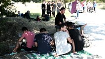 Dezenas de yazidis dormem à porta de campo de refugiados na Grécia