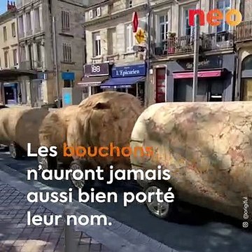 A Bordeaux, des voitures transformées en bouchons de liège géants