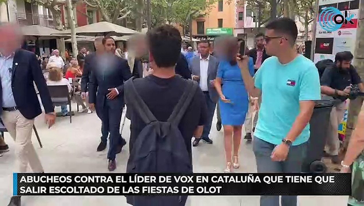 Abucheos contra el líder de VOX en Cataluña que tiene que salir escoltado de las fiestas de Olot